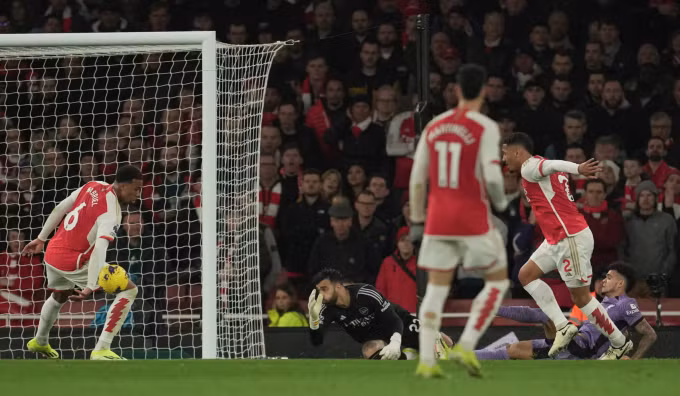 Gabriel đưa bóng về lưới nhà trong tình huống Liverpool gỡ hòa 1-1. Ảnh: AP
