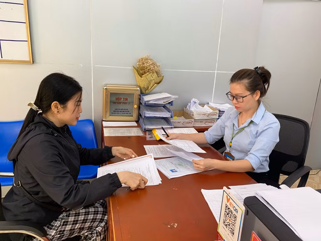 Cán bộ công chức xã Vũ Oai hướng dẫn người dân thực hiện các thủ tục hành chính.