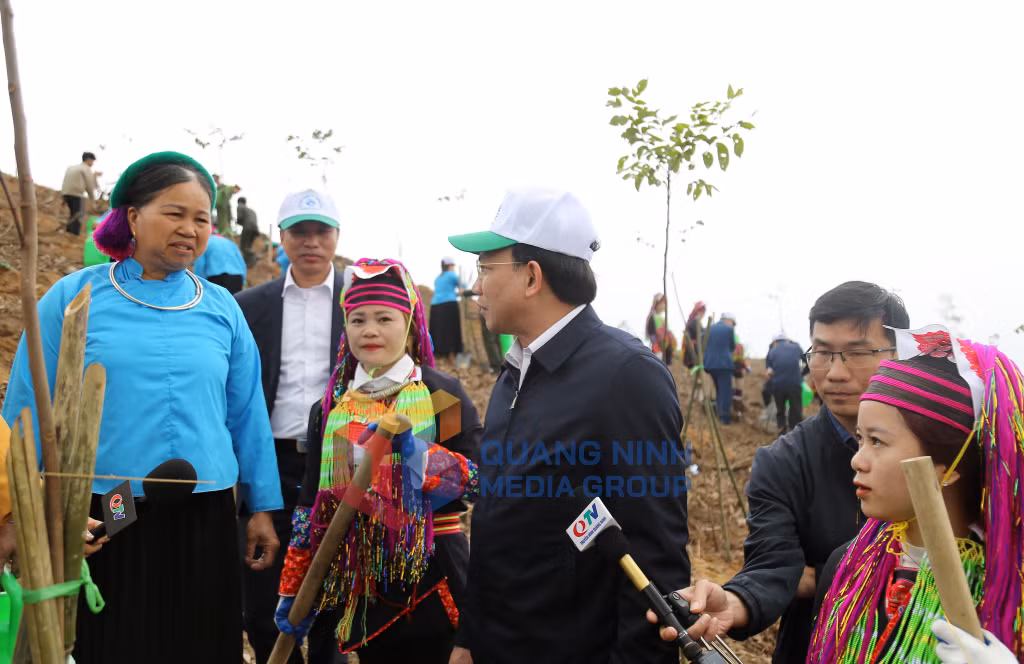 Đồng chí Bí thư Tỉnh ủy, Chủ tịch HĐND tỉnh trò chuyện với đồng bào dân tộc huyện Đầm Hà tham gia Tết trồng cây.