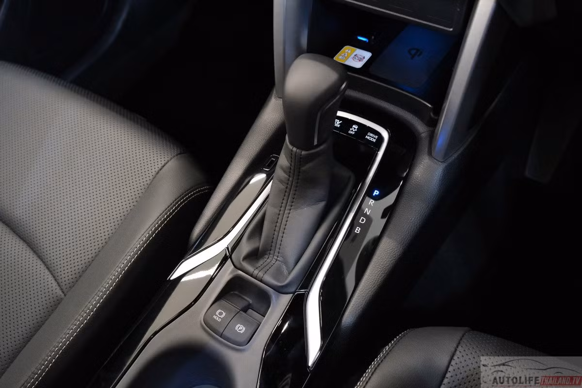 Corolla Cross 2024 nâng cấp phanh tay điện tử mới.