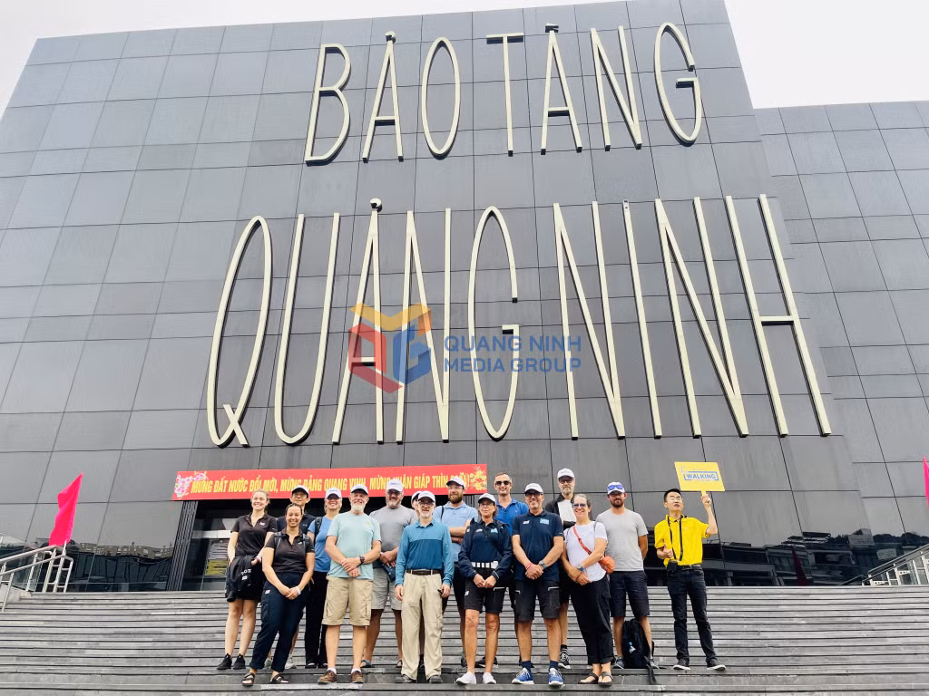 Đoàn thủy thủ Clipper Race thích thú "check in" Bảo tàng Quảng Ninh.