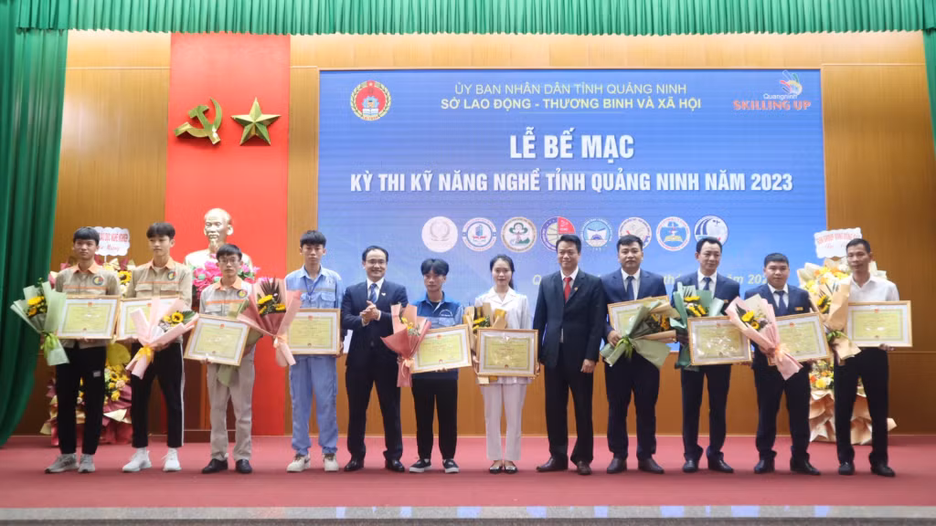 Ban Tổ chức trao giải cho các thí sinh tham gia Kỳ thi kỹ năng nghề cấp tỉnh năm 2023. Ảnh: Minh Thuận (CTV)