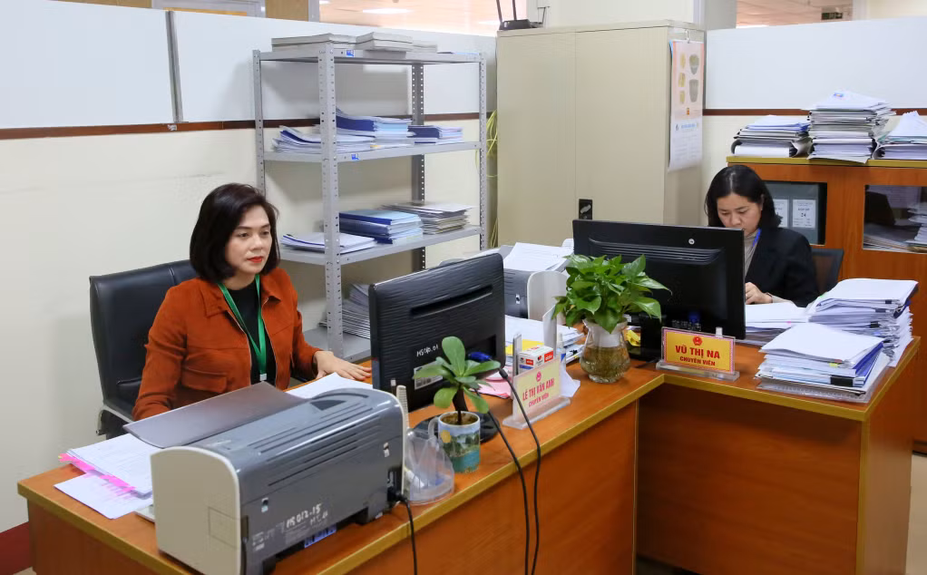 Chuyên viên Sở VH&amp;TT tỉnh nghiêm túc thực hiện nhiệm vụ trong buổi chiều ngày 16/2/2024.
