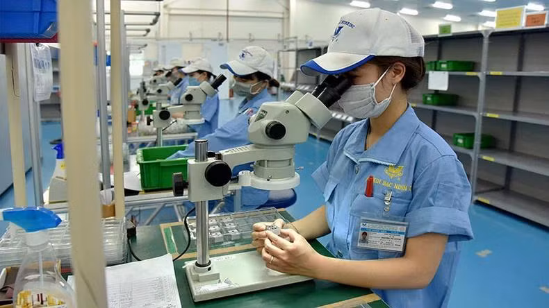 Sản xuất linh kiện cơ khí siêu chính xác tại Công ty TNHH Fujikin (Khu công nghiệp VSIP Bắc Ninh). (Ảnh: ĐĂNG KHOA)