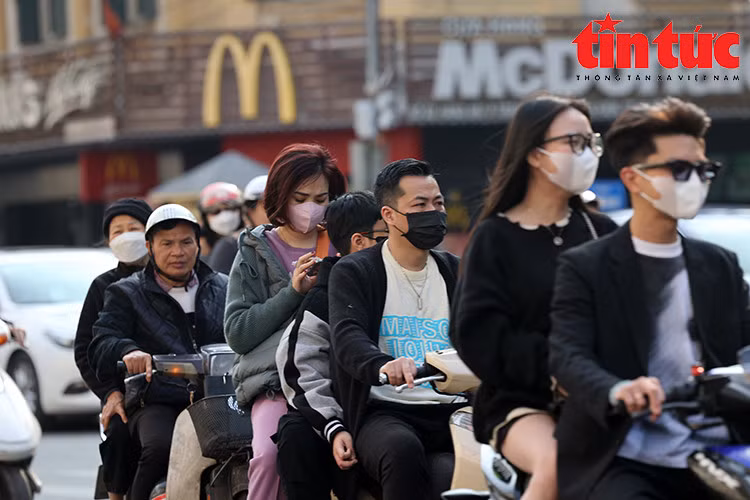 Ngày Tết, nhiều người du xuân vượt đèn đỏ, kẹp 3, không đội mũ bảo hiểm ảnh 8