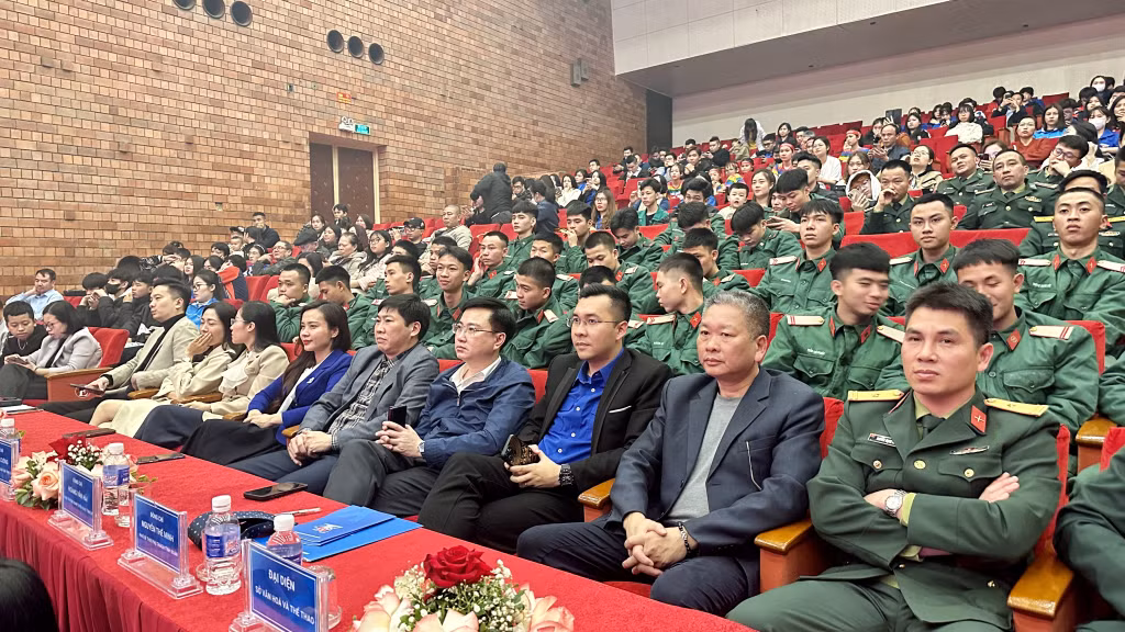 Chương trình có sự tham gia của lãnh đạo các ban ngành và đông đảo các bạn ĐVTN.