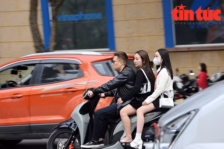Trên phố Đinh Tiên Hoàng, trai thanh nữ tú đều không đội mũ dạo phố.