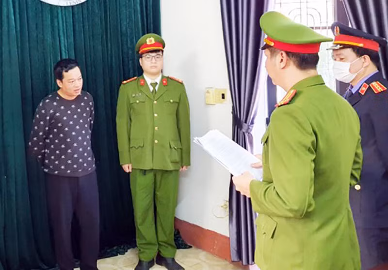 Cơ quan điều tra tống đạt quyết định khởi tố đối với Lê Quang Vũ.