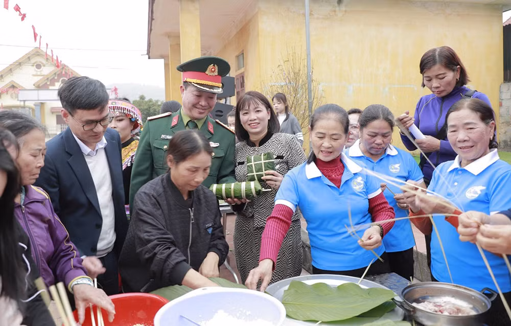 LLVT thị xã và bà con Nhân dân tổ chức gói bánh chưng tặng các gia đình có hoàn cảnh khó khăn.