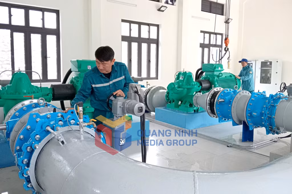 Công nhân Xí nghiệp nước Cẩm Phả vận hành hệ thống tăng áp Trạm cấp nước Giếng Lò (2-2024). Ảnh: Hoàng Nga