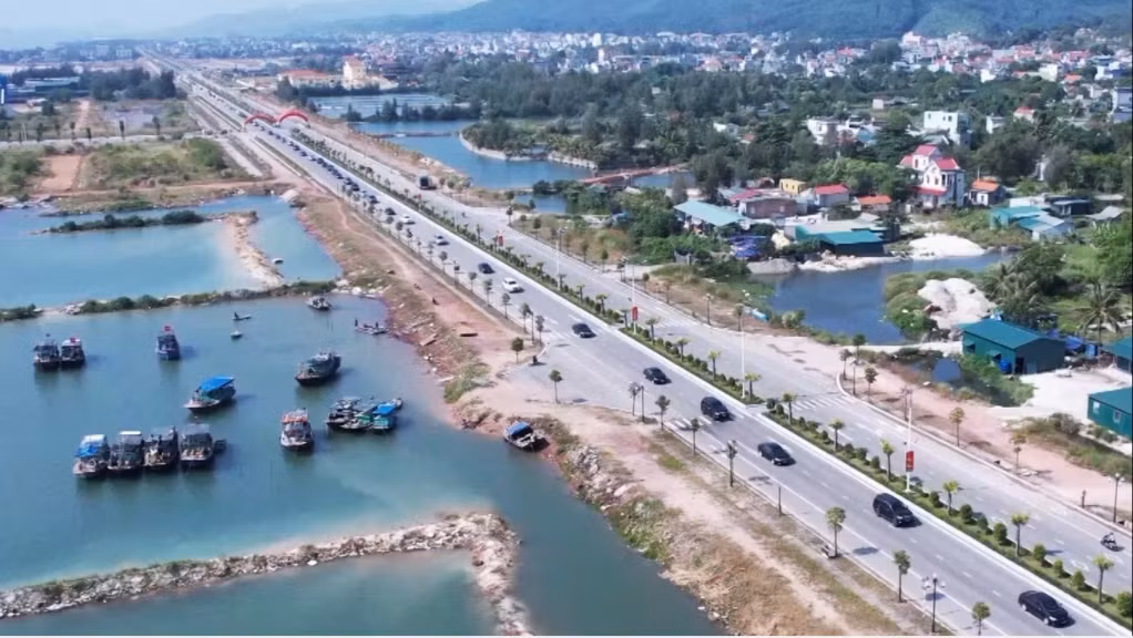 Tăng cường mạng lưới giao thông chính kết nối khu trung tâm đô thị với cải tạo chỉnh trang đô thị