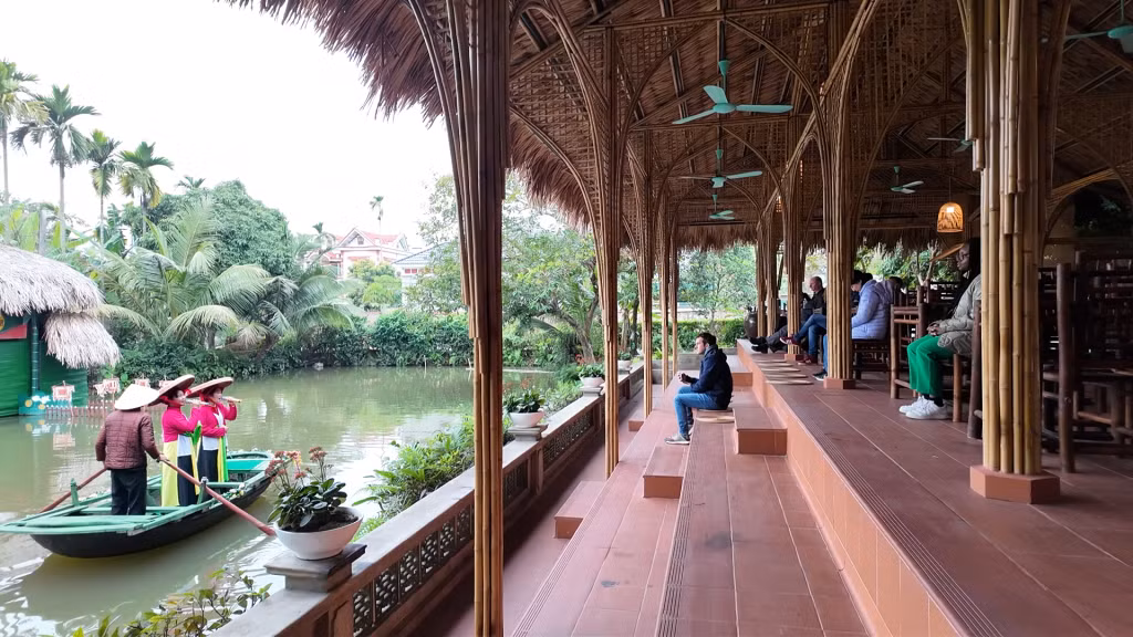 Người dân Yên Đức hát chèo biểu diễn phục vụ du khách.