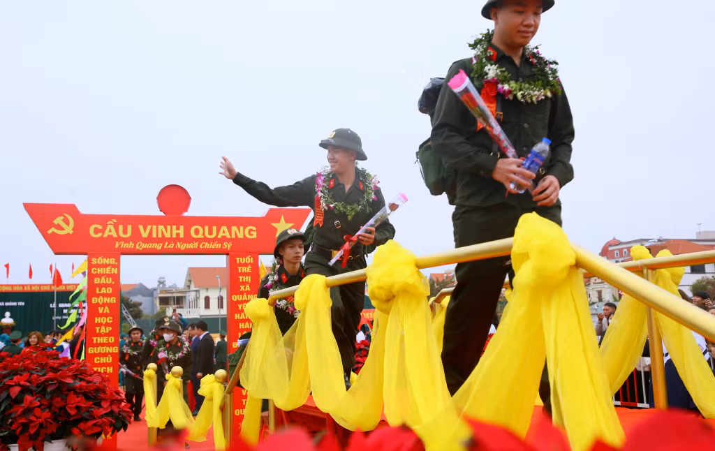 Các tân binh của Quảng Ninh tràn đầy tự tin bước qua cầu Vinh quang, lên đường thực hiện nghĩa vụ thiêng liêng với Tổ quốc.