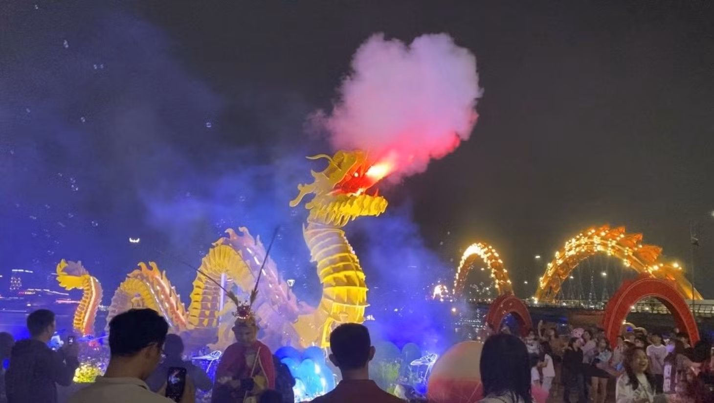 Điểm nhấn năm nay là linh vật rồng ở bờ phía Bắc đuôi cầu Rồng được mô phỏng theo thiết kế của cầu Rồng. Linh vật này có khả năng phun lửa, phun nước vào mỗi đêm.