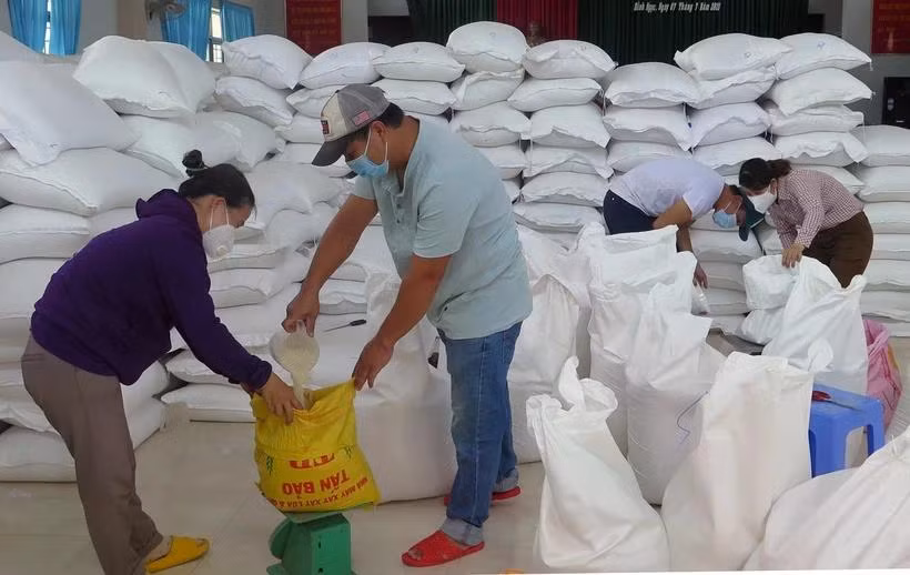 Xuất, cấp gạo cho người dân. (Nguồn: TTXVN)