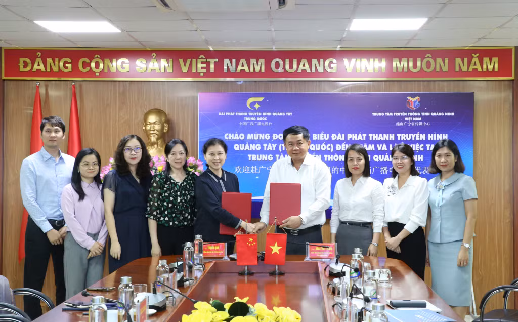 Trung tâm Truyền thông tỉnh Quảng Ninh và Đài PT-TH Quảng Tây (Trung Quốc) ký kết biên bản ghi nhớ hợp tác phát sóng các chương trình trên kênh QNR2, tháng 11/2023.