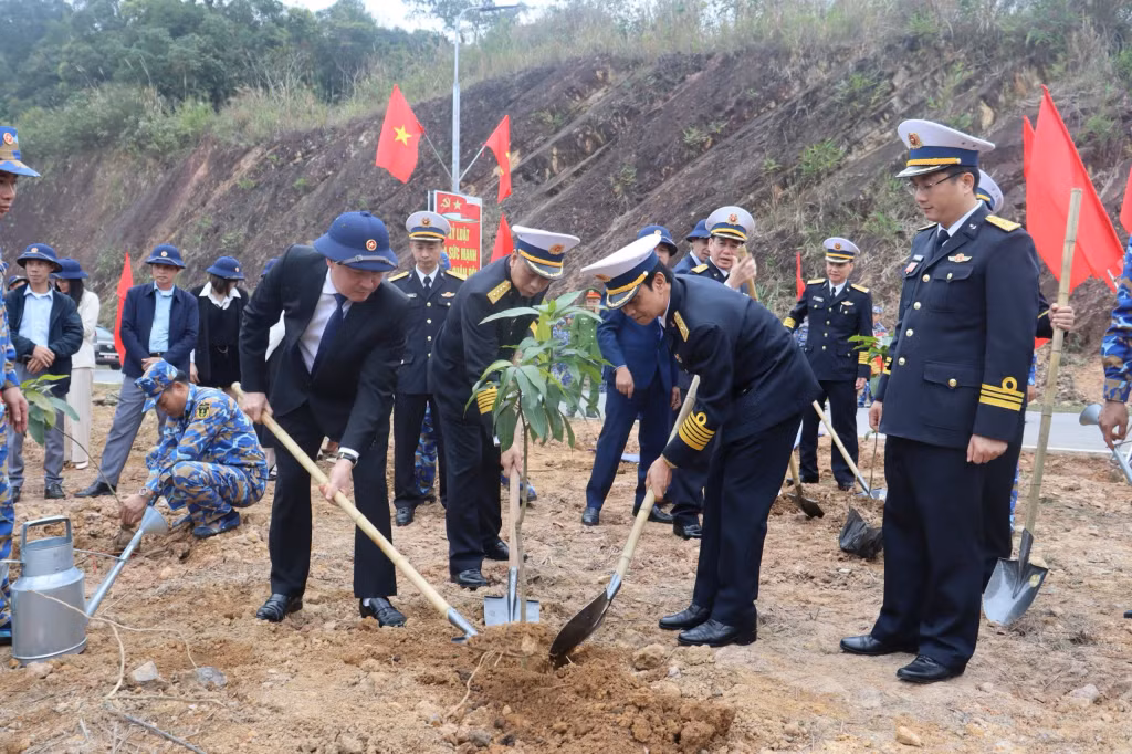 Cán bộ, chiến sĩ Lữ đoàn 169, đại biểu cấp ủy, chính quyền địa phương và các đơn vị kết nghĩa đã trồng 600 cây xanh các loại.