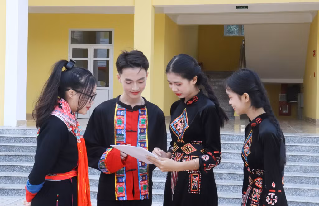 Các em học sinh vùng đồng bào DTTS, miền núi, biên giới, hải đảo được thụ hưởng những thành quả phát triển của tỉnh, nhất là về giáo dục