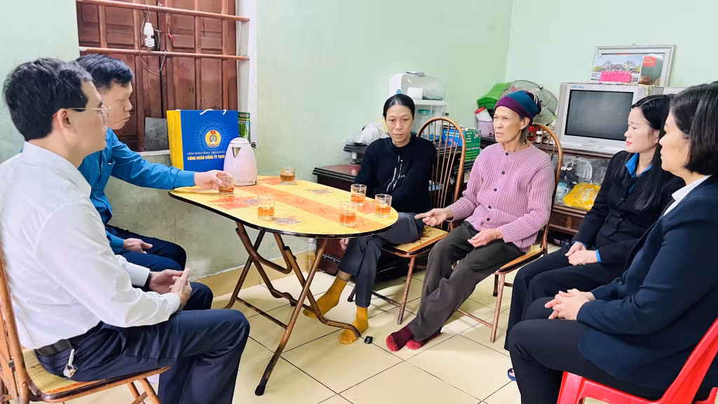 Trước thềm Tết Giáp Thìn, kãnh đạo Công ty và Công đoàn Công ty Than Mạo Khê động viên, tặng quà gia đình chị Tuyết làm tại phân xưởng Phục vụ bị suy thận 12 năm, đang ở giai đoạn cuối.