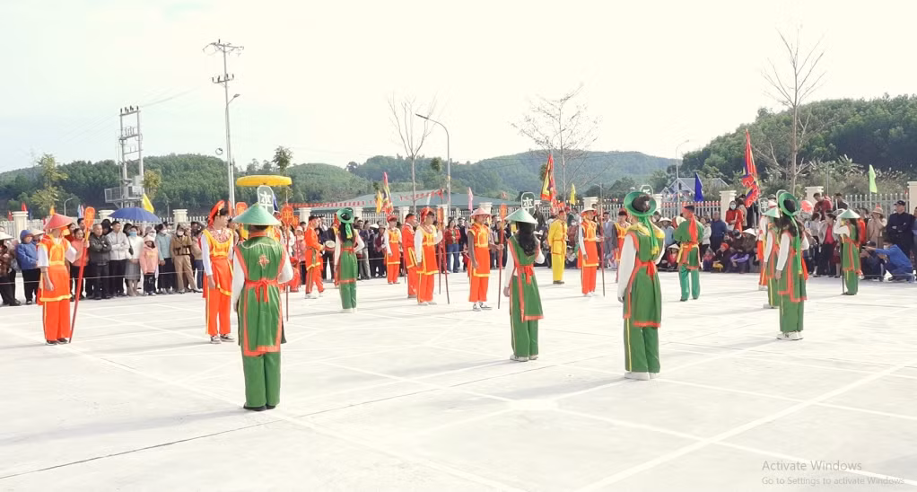 Nét đặc sắc của hội cờ người là ván cờ được diễn xướng trên sân.