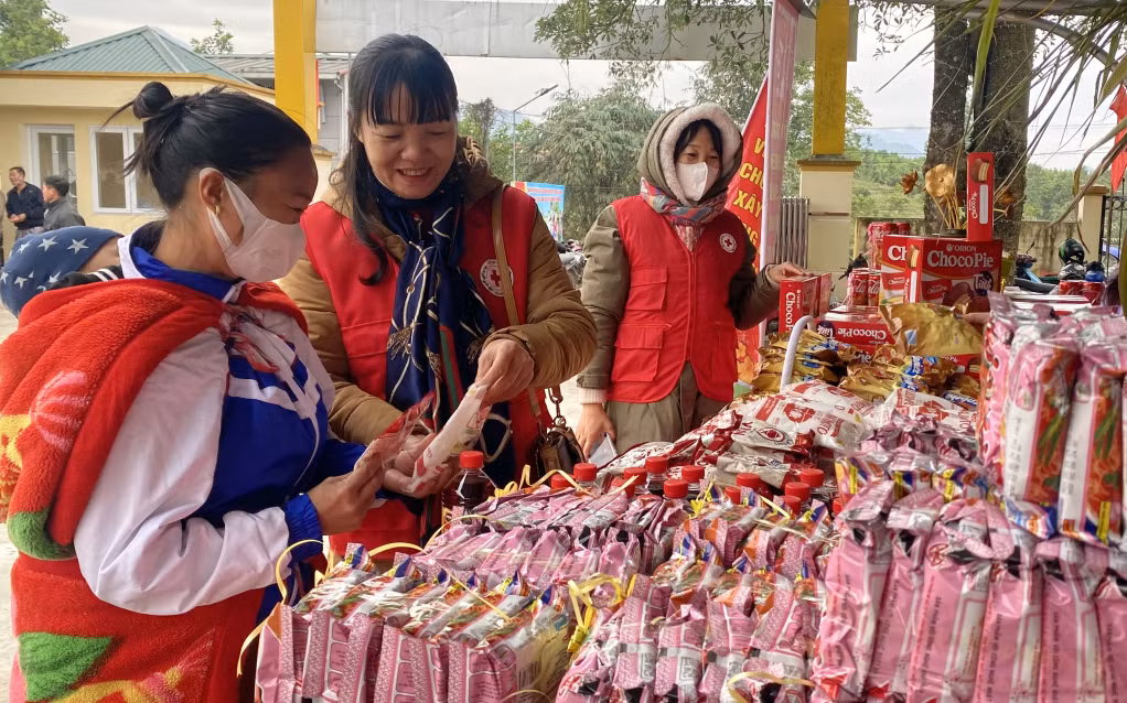 Người dân lựa chọn sản phẩm thiết yếu tại Chương trình 