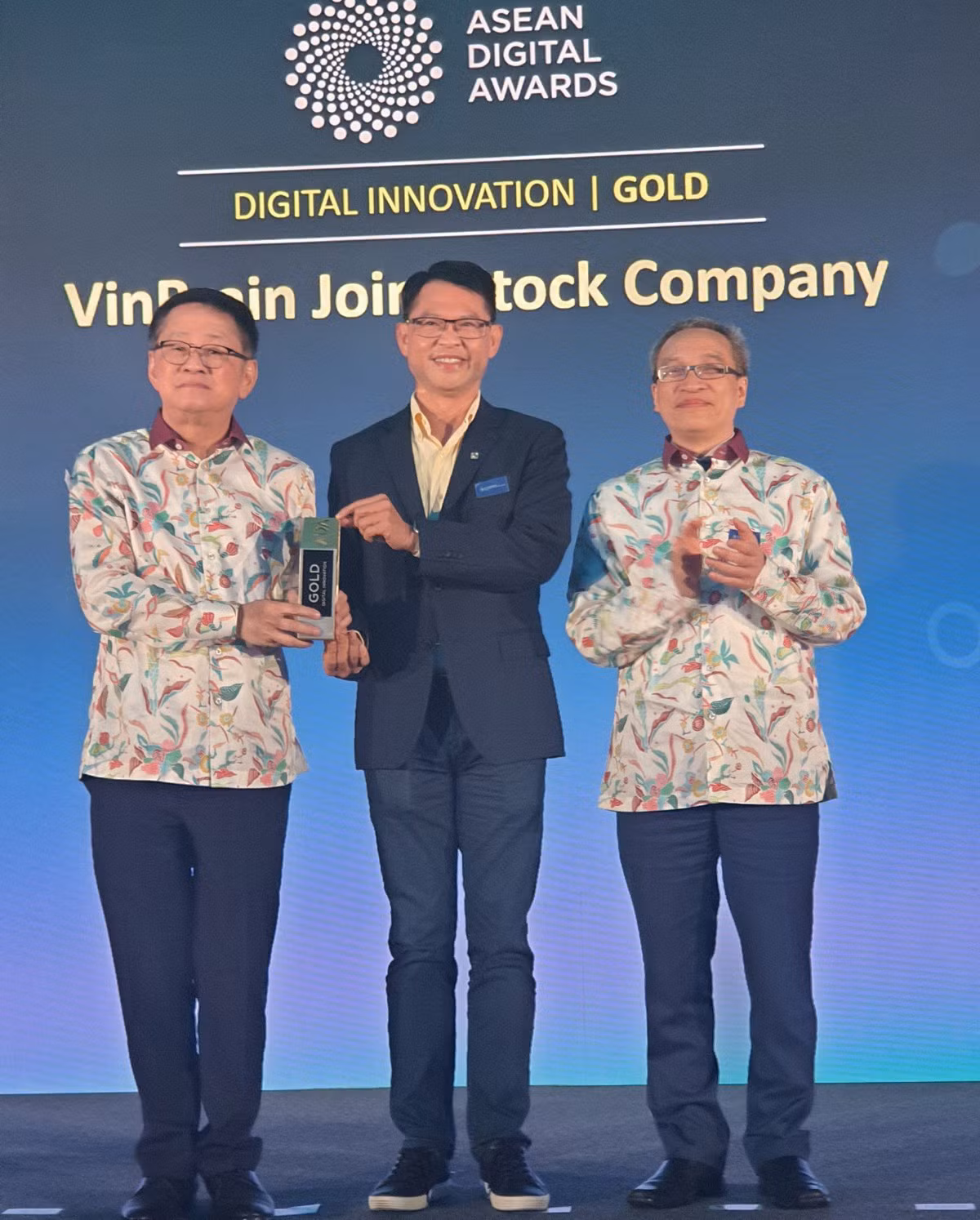 Thứ trưởng Bộ TT&amp;TT Việt Nam Phan Tâm và đại diện Ban tổ chức giải thưởng trao giải Vàng hạng mục sáng tạo kỹ thuật số cho VinBrain.