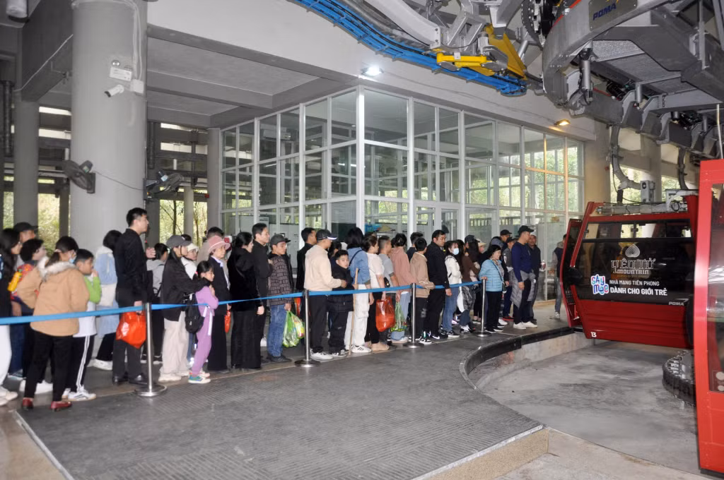 Du khách xếp hàng đi cáp treo lên các điểm chùa của Yên Tử.