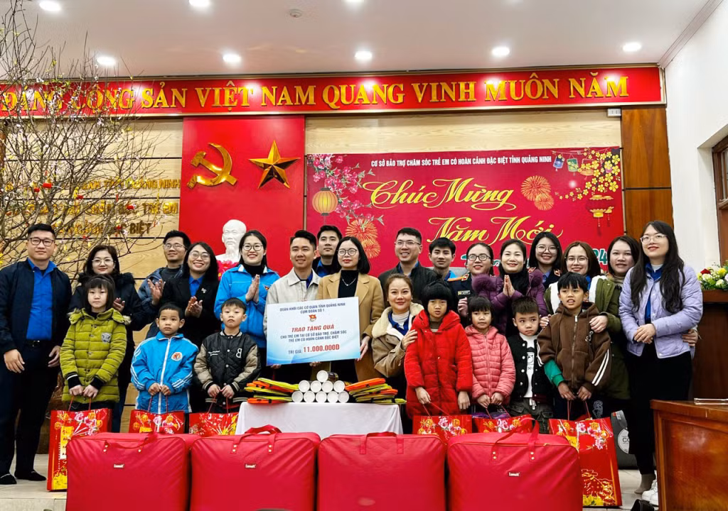 Cụm Đoàn số 1 (Đoàn Khối các cơ quan tỉnh) tổ chức tặng quà Tết cho trẻ em tại Cơ sở Bảo trợ, chăm sóc trẻ em có hoàn cảnh đặc biệt tỉnh.