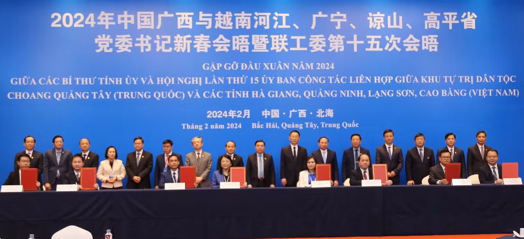 Thành ủy Móng Cái, Quảng Ninh và Thành ủy Đông Hưng, Quảng Tây ký kết bản ghi nhớ về thiết lập cơ chế hợp tác toàn diện. 