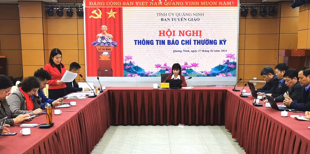 Đồng chí Phan Thị Hải Hường, Trưởng Ban Tuyên giáo Thành ủy Hạ Long, phát biểu tại hội nghị.