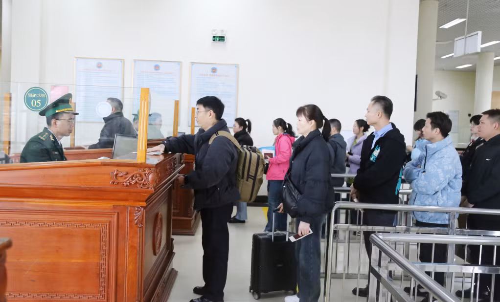 Du khách Trung Quốc làm thủ tục nhập cảnh qua Cửa khẩu Quốc tế Móng Cái.
