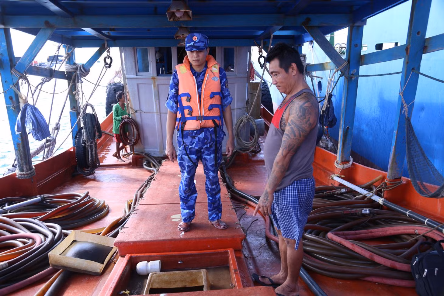 Tổ công tác nghiệp vụ của BTL Vùng Cảnh sát biển 4 tiến hành kiểm tra tàu chở dầu DO trái phép.