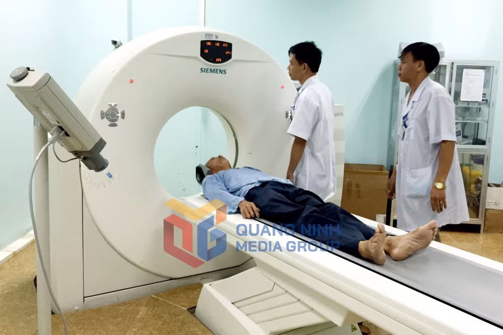 Các bác sĩ Bệnh viện Đa khoa Khu vực Vân Đồn (cơ sở 1) tiến hành chụp CT-Scanner cho bệnh nhân. Ảnh: Hoàng Anh