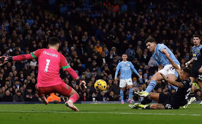 Alvarez trong tình huống nâng tỷ số lên 2-0 cho Man City. Ảnh: Reuters