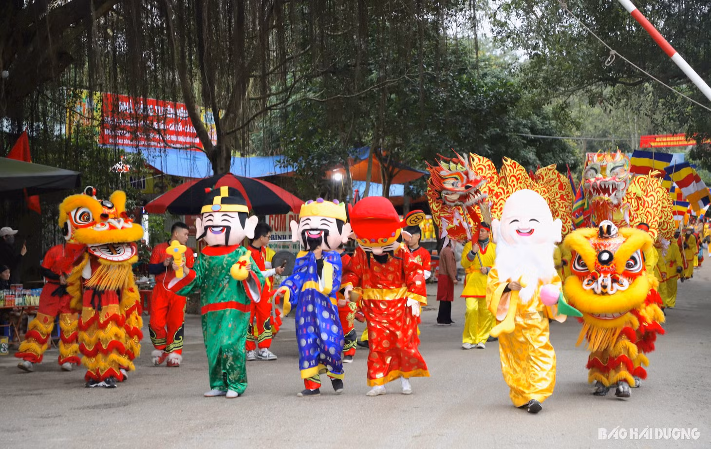 Đoàn rước gồm hàng nghìn người trong trang phục truyền thống lần lượt đứng xếp hàng ngay ngắn, chỉnh tề theo từng đội, gồm: rồng, cờ, lọng, bát bửu, chấp kích, kiệu ba vị Tam Tổ Trúc Lâm, lễ chay, lễ mặn, bình thuỷ, hương, hoa...