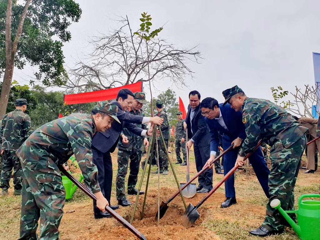 Đồng chí Điệp Văn Chiến – Tỉnh ủy viên, Trưởng Ban nội chính Tỉnh ủy Quảng Ninh trồng cây tại Trung đoàn 43.