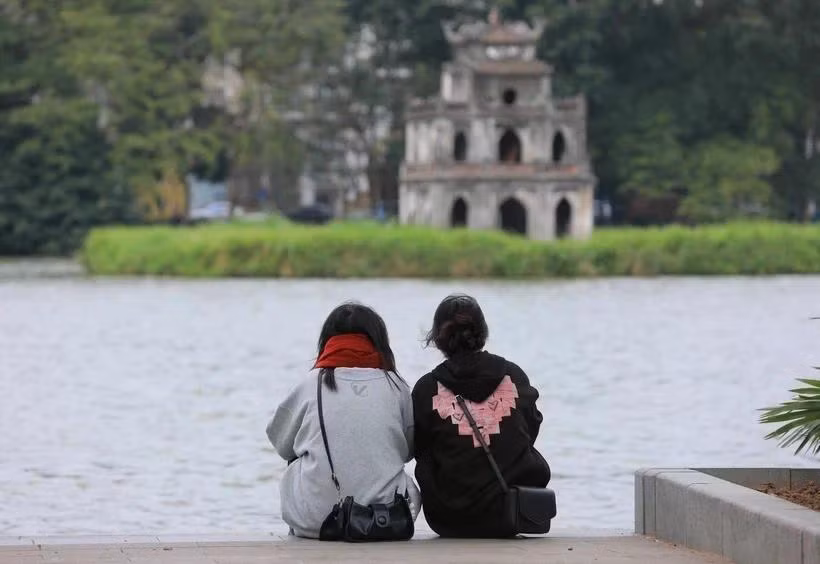 Hà Nội sáng sớm và đêm có mưa nhỏ, mưa phùn và sương mù, trời rét, trưa chiều hửng nắng. (Ảnh: Hoàng Hiếu/TTXVN)