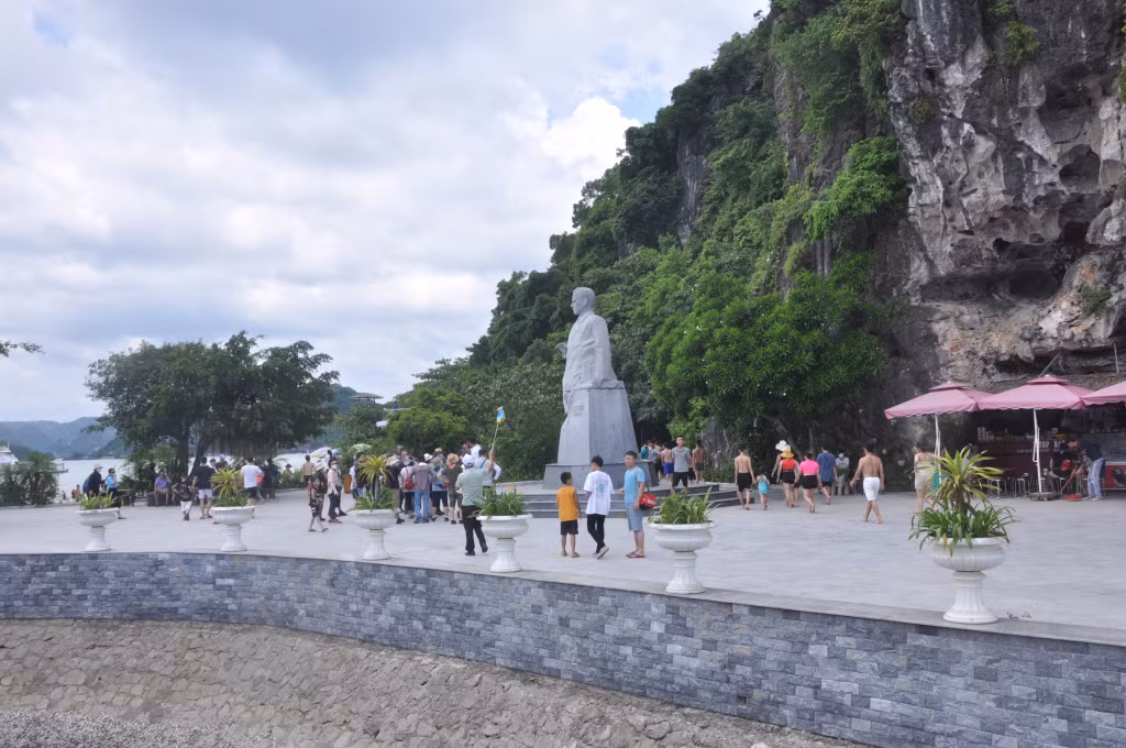 Du khách vui chơi tại khu vực đảo Ti Tốp trên Vịnh Hạ Long.