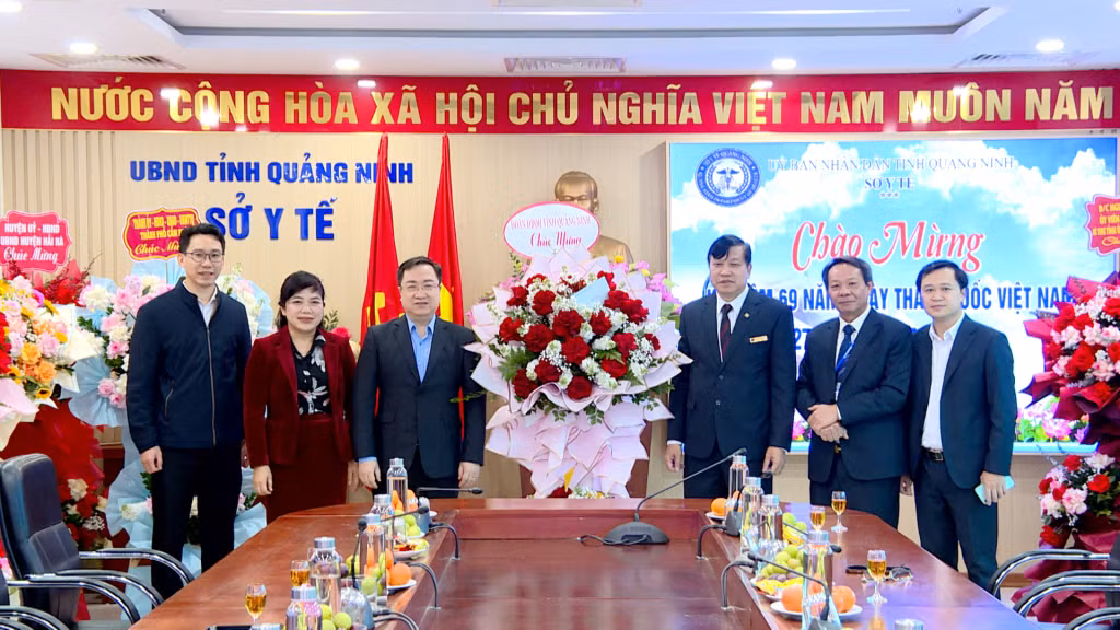 Đồng chí Đặng Xuân Phương, Phó Bí thư Tỉnh ủy, Trưởng Đoàn Đại biểu Quốc hội tỉnh tặng hoa, chúc mừng cán bộ, y bác sĩ ngành Y tế tỉnh nhân kỷ niệm 69 năm Ngày Thầy thuốc Việt Nam.