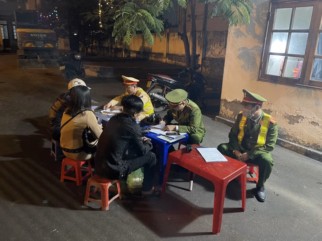 Đội Cảnh sát giao thông - trật tự, Công an huyện Thủy Nguyên làm việc với cháu Th và phụ huynh.