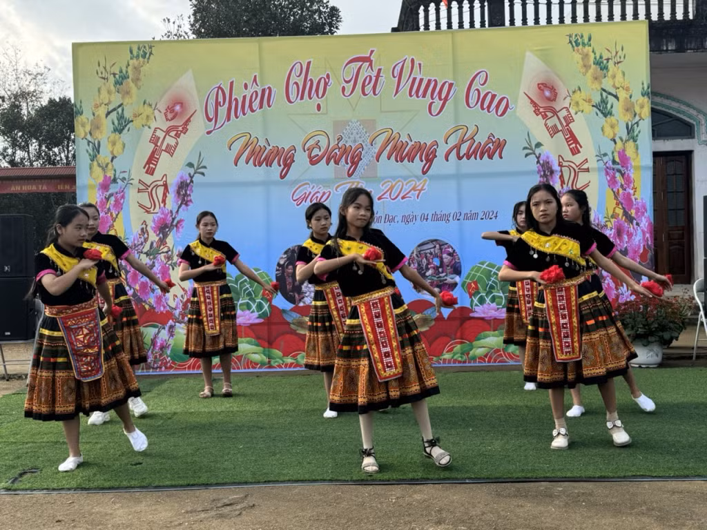 Phiên chợ Tết vùng cao tại xã Đồn Đạc. Ảnh: Bùi Văn Lưu- CTV.