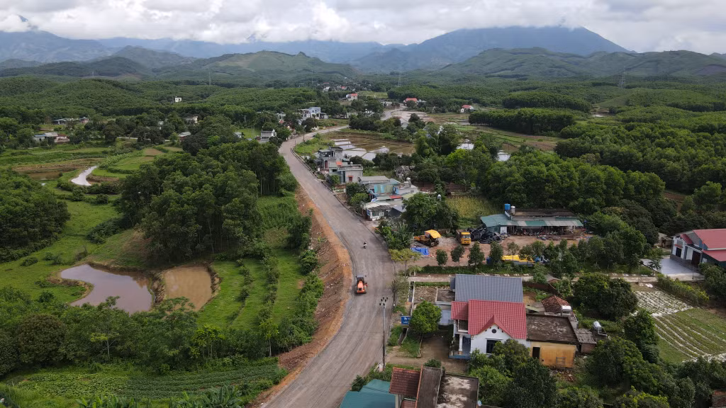 Tuyến đường từ trung tâm huyện Đầm Hà đến xã Quảng Lâm. Ảnh: Minh Yến
