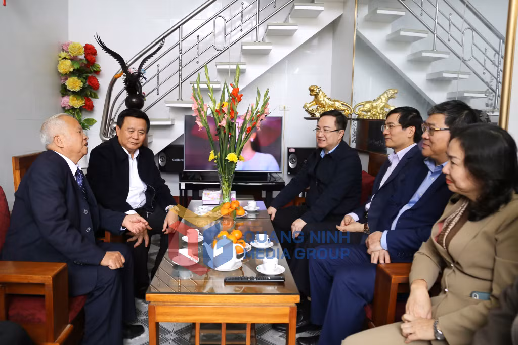 Đồng chí Nguyễn Xuân Thắng, Ủy viên Bộ Chính trị, Giám đốc Học viện Chính trị Quốc gia Hồ Chí Minh, Chủ tịch Hội đồng lý luận Trung ương cùng với lãnh đạo tỉnh tới thăm, động viên và tặng quà Tết ông Nguyễn Quang Lãng, trú tại tổ 5, khu 6, phường Hồng Hà, TP Hạ Long, bị nhiễm chất độc hóa học trong kháng chiến chống Mỹ (1-2024). Ảnh: Thu Chung