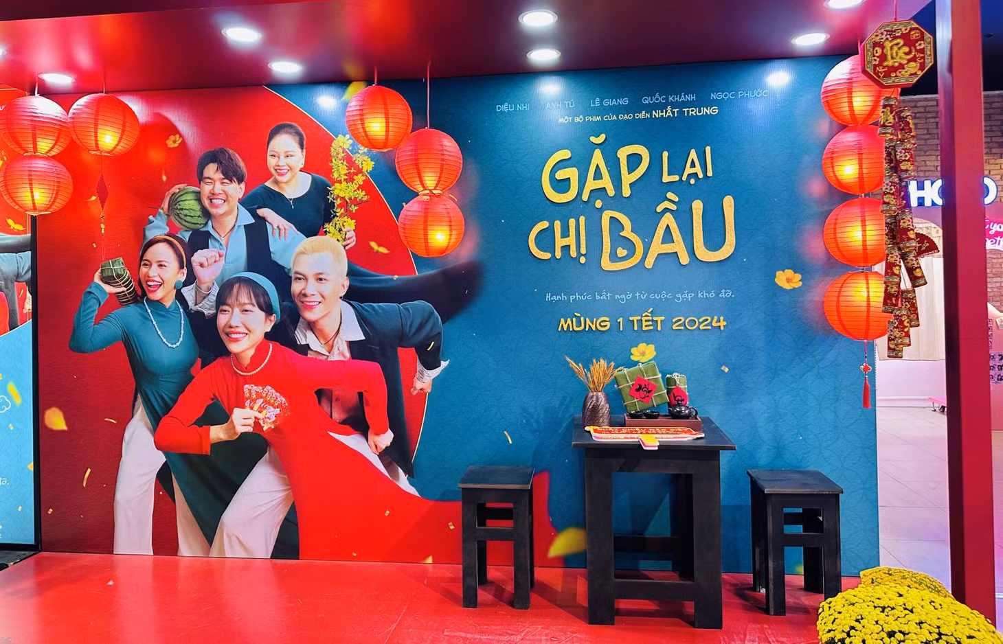 Khung cảnh giới thiệu cảnh xưa quảng cáo phim Tết "Gặp lại chị bầu" tại rạp CGV.