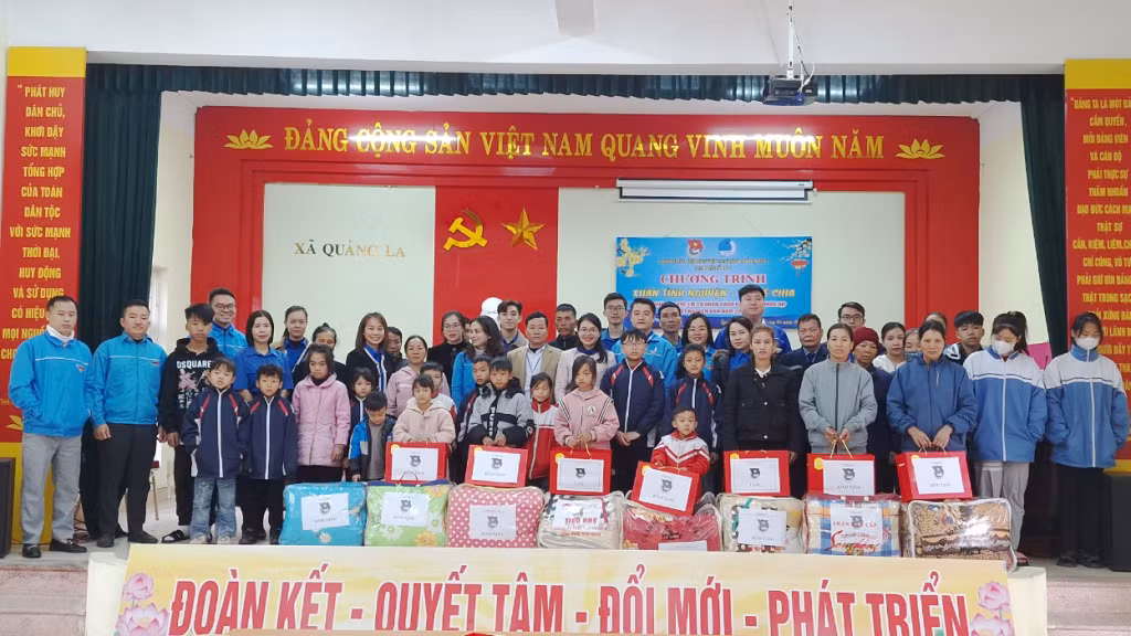 Thành Đoàn Hạ Long tặng quà cho trẻ em và người dân có hoàn cảnh khó khăn xã Quảng La tại chương trình "Xuân Tình nguyện - Tết sẻ chia".