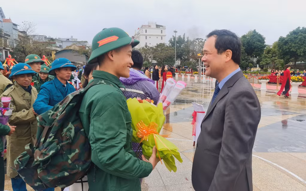 Đồng chí Điệp Văn Chiến, Ủy viên BCH Đảng bộ tỉnh, Trưởng Ban Nội chính Tỉnh ủy tặng hoa các tân binh và đơn vị nhận quân.
