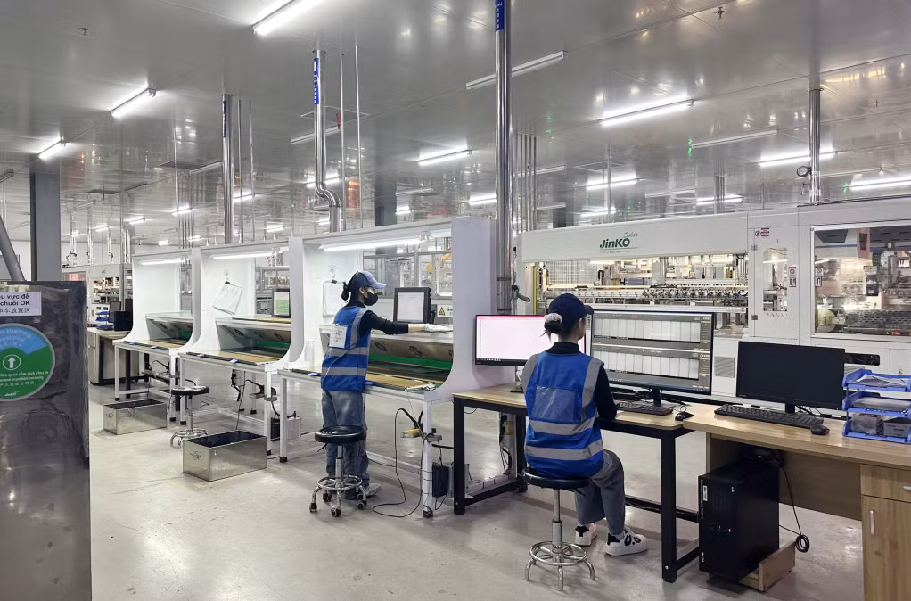 Công nhân Công ty TNHH Công nghiệp Jinko Solar Việt Nam (KCN Sông Khoai, TX Quảng Yên) gia công sản phẩm.