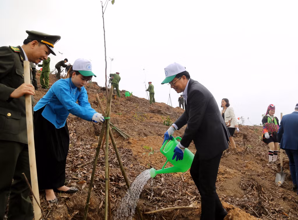 Đồng chí Nguyễn Văn Hồi, Trưởng Ban Dân vận Tỉnh ủy, Chủ tịch Ủy ban MTTQ tỉnh cùng nhân dân huyện Đầm Hà tham gia trồng cây.