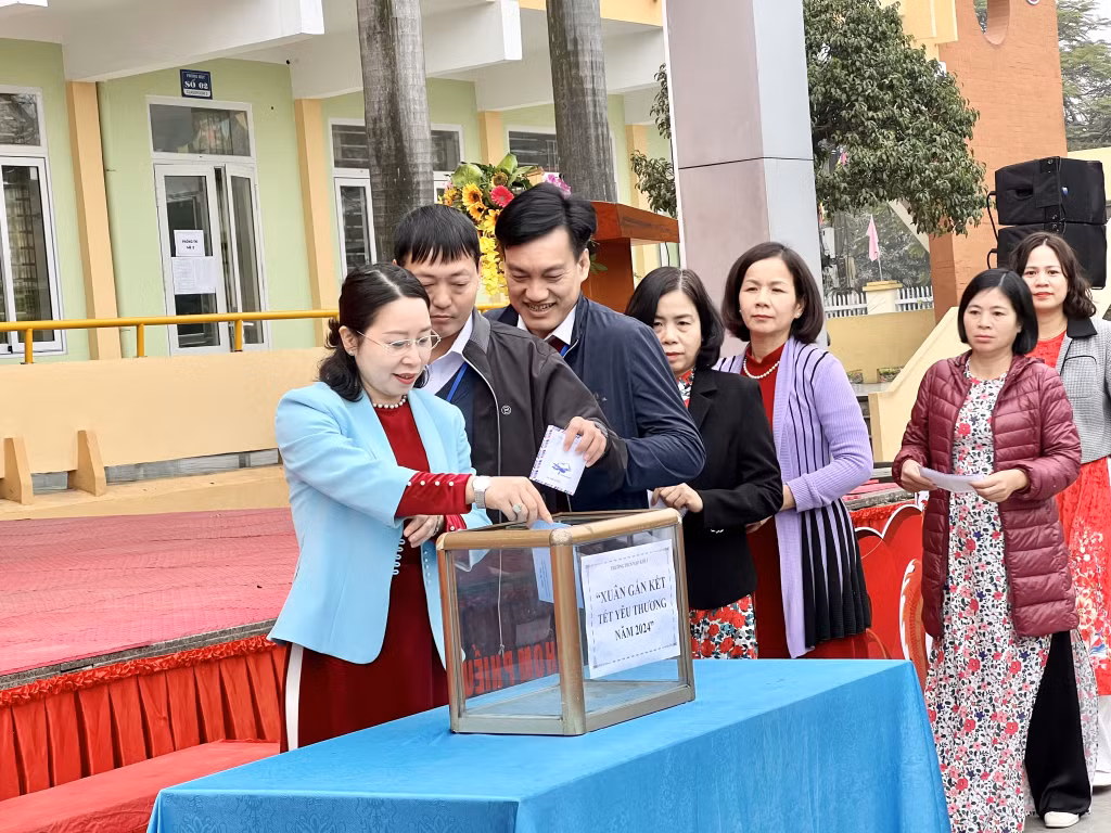 Thầy cô giáo, học sinh Trường THCS Mạo Khê I ủng hộ cho quỹ thắp sáng ước mơ của trường trong hoạt động ngoại khóa "Xuân gắn kết, Tết yêu thương".