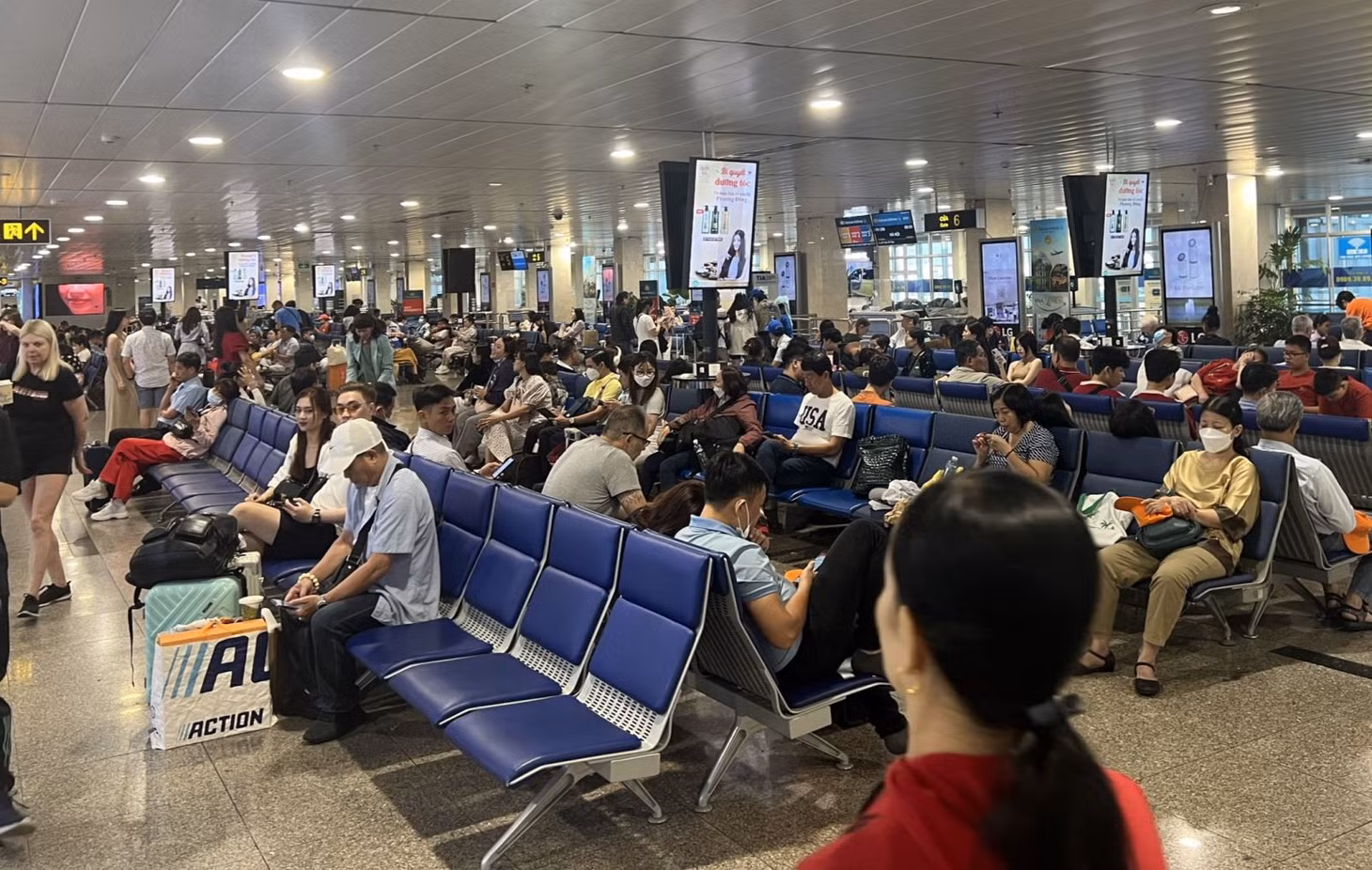 Khu vực ngồi chờ trong sân bay luôn nhộn nhịp. Ảnh: HL